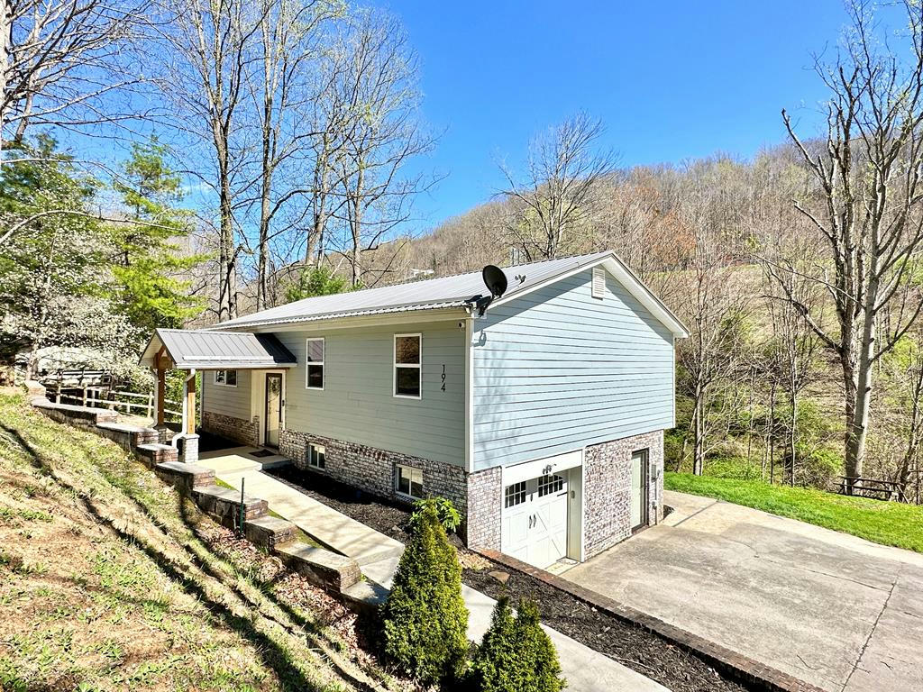194 JEWELL CT, BLUEFIELD, WV 24701, photo 1 of 33